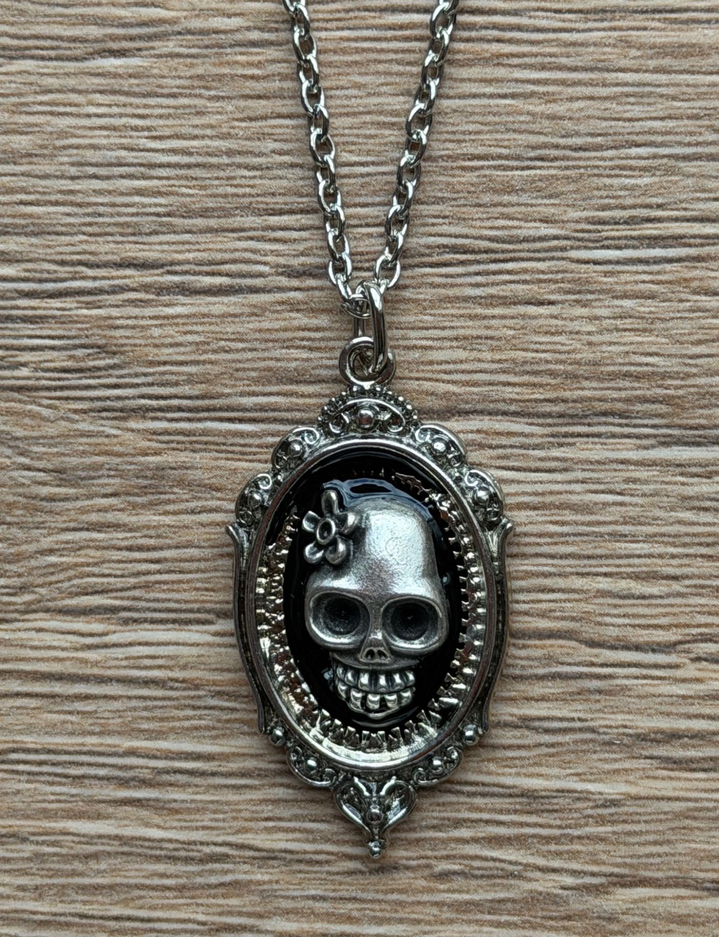 Kurukafa Detaylı Gotik Siyah Kolye