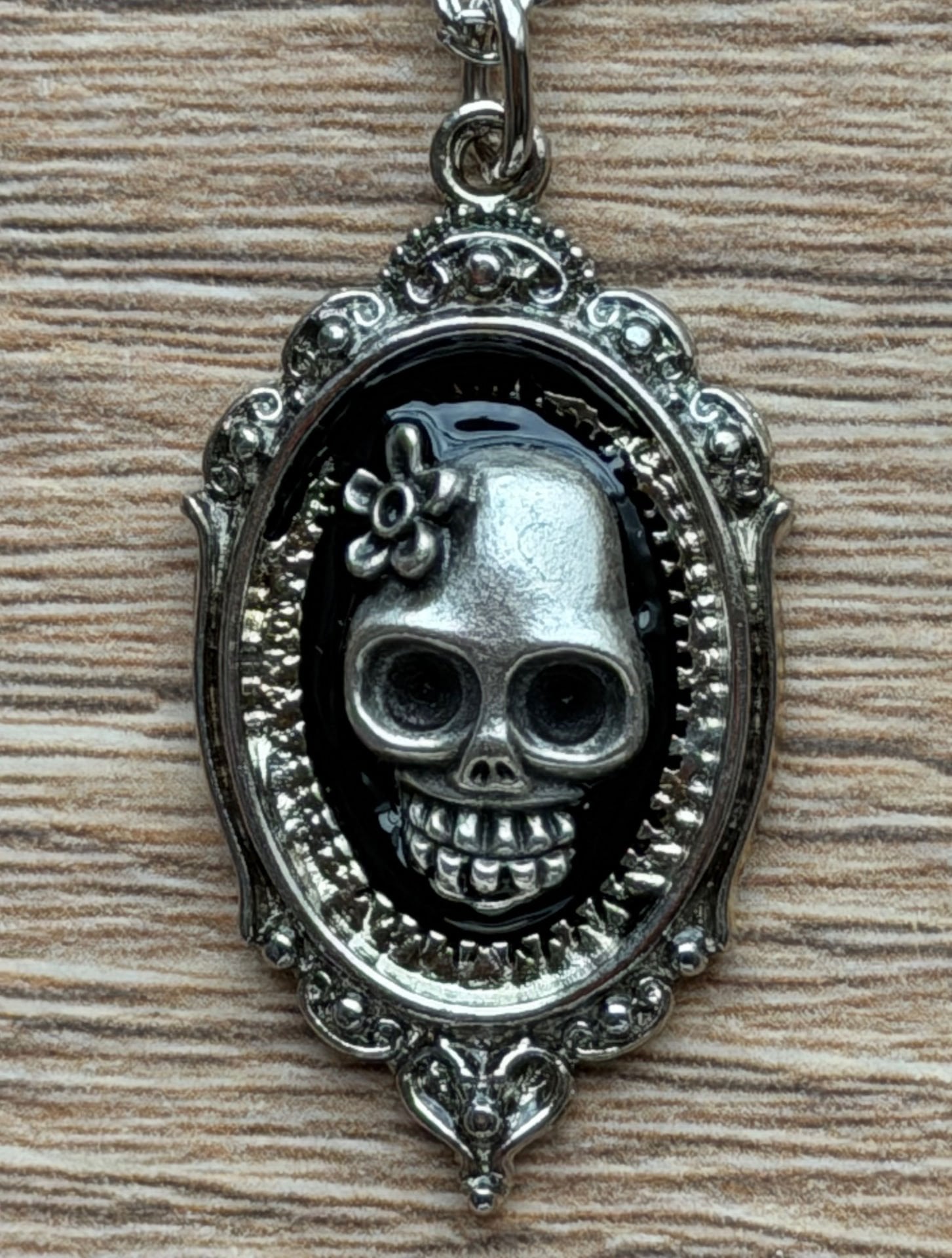 Kurukafa Detaylı Gotik Siyah Kolye