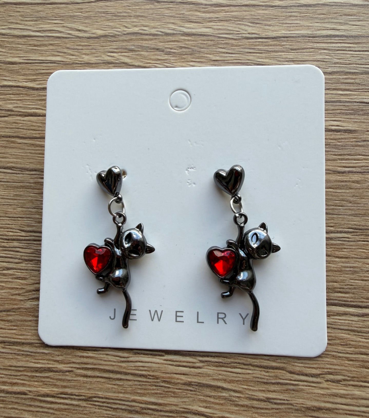 Kedi Kalp Detaylı Gotik Tarz Çelik Küpe