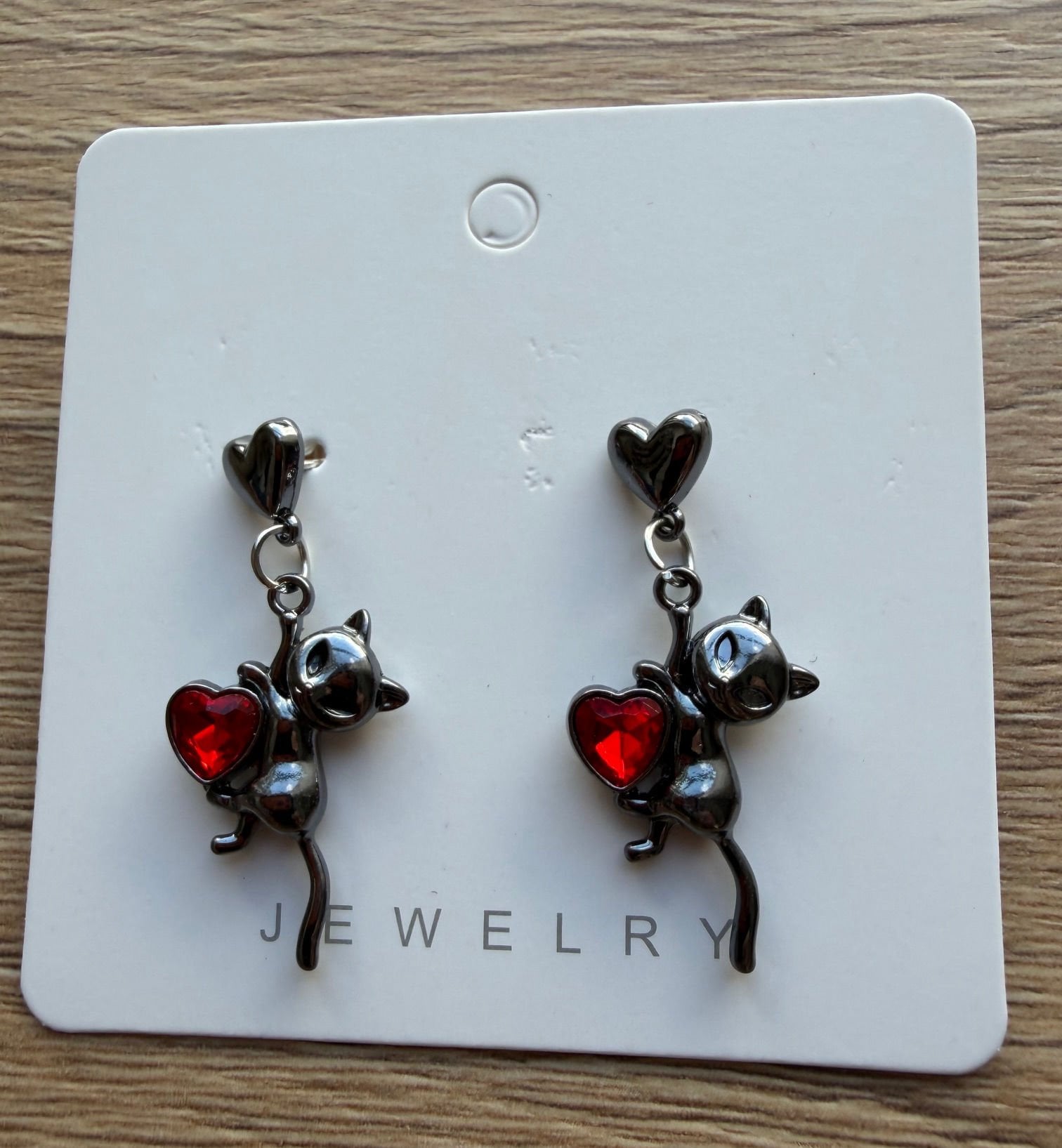 Kedi Kalp Detaylı Gotik Tarz Çelik Küpe