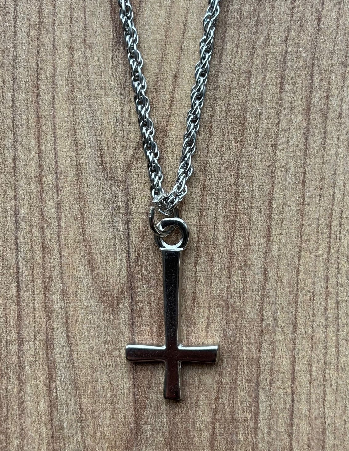 Zincirli Ters Haç Kolye