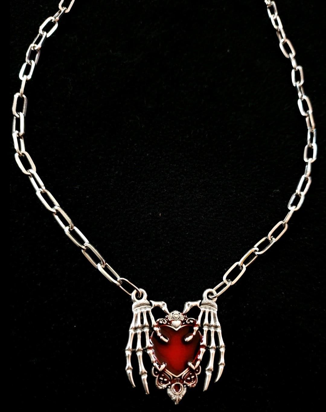 Kalp Tutan İskelet Eller Gotik Kolye