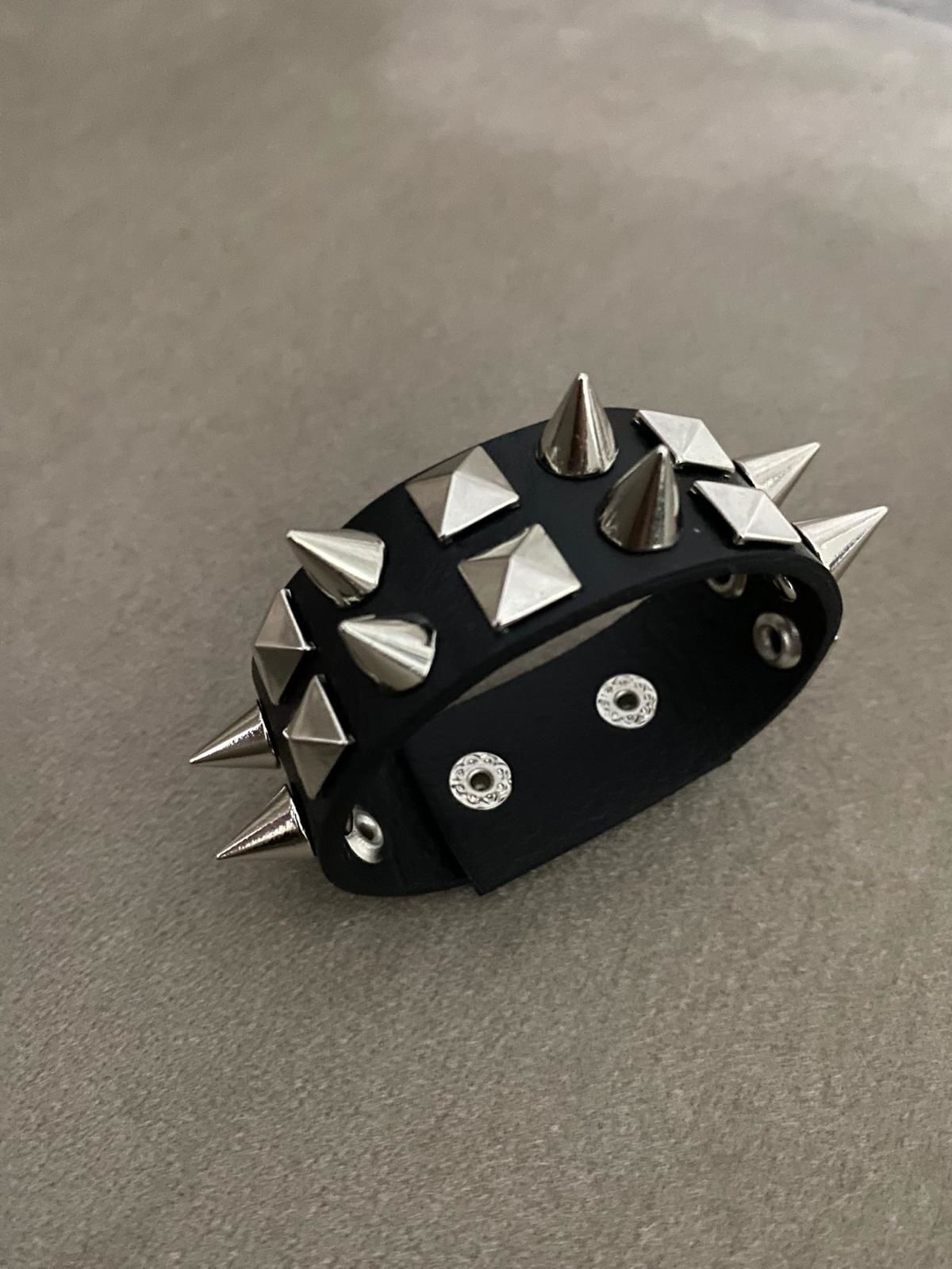 Çift Sıra Spayk Piramit Detaylı Bileklik