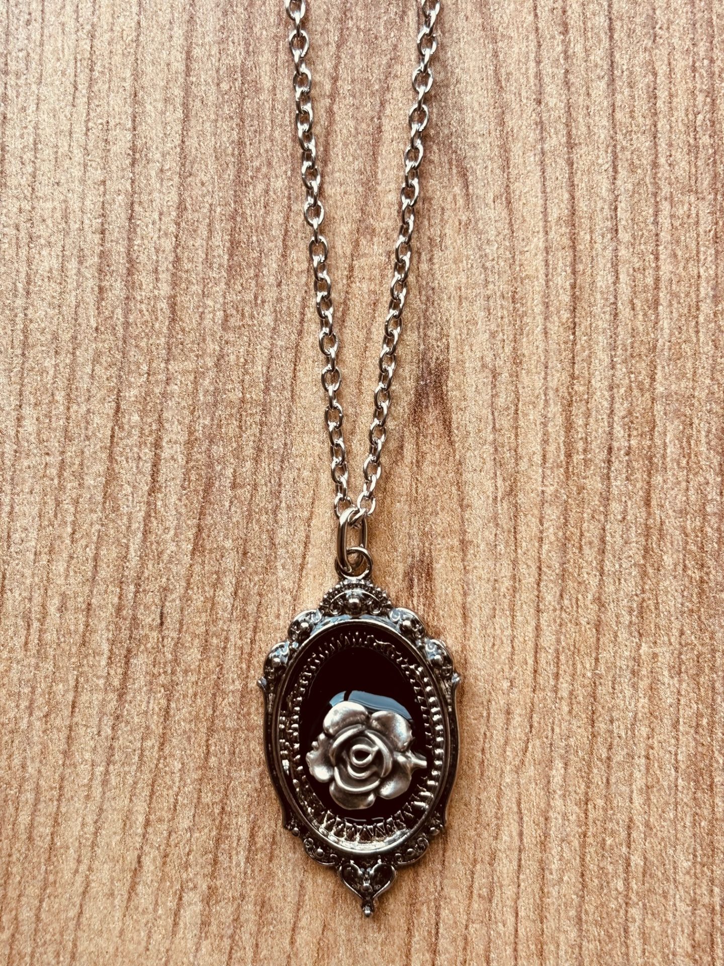 Gül Detaylı Gotik Siyah Kolye