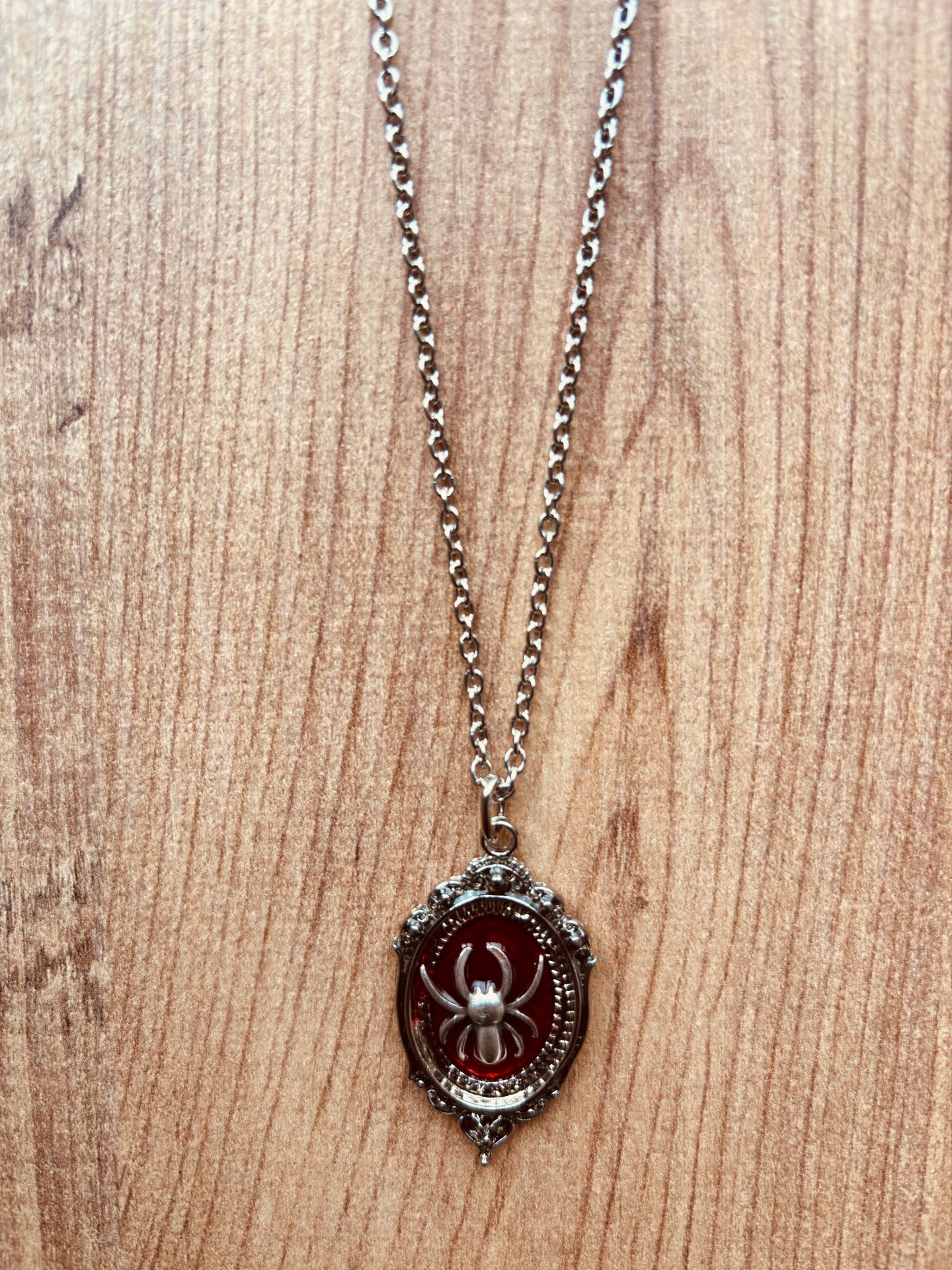 Örümcek Detaylı Gotik Kırmızı Kolye