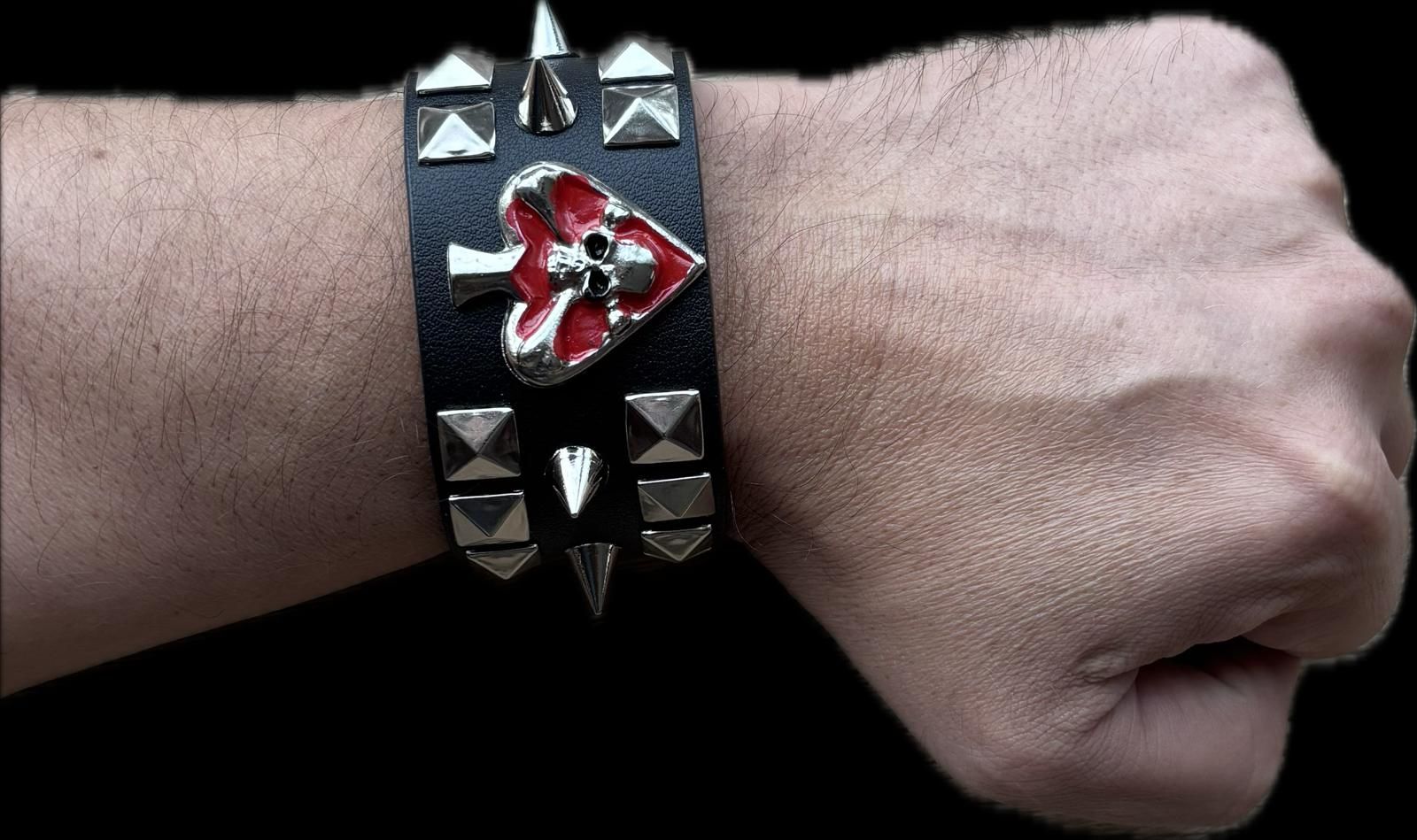 Kırmızı Maça Kurukafa Detaylı Bileklik