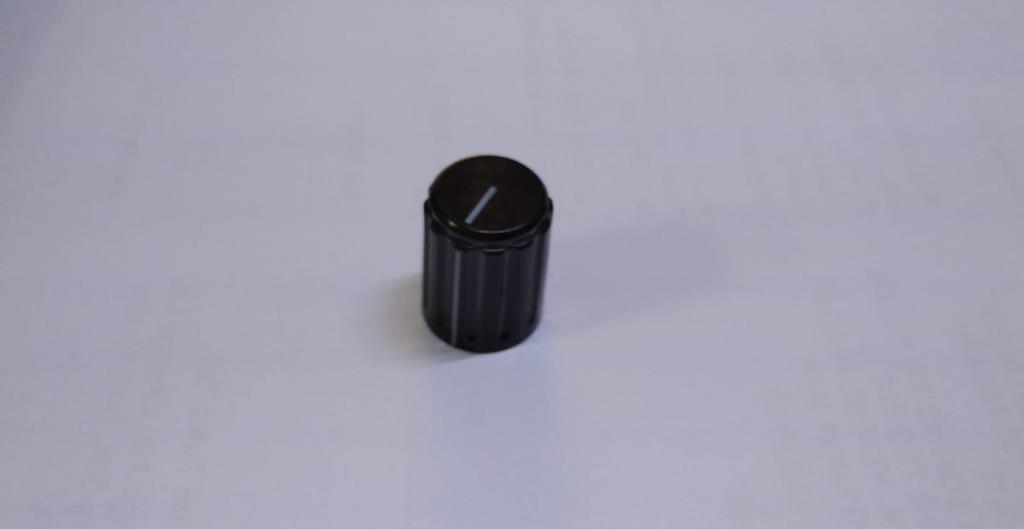 POT DÜĞMESİ KN115-F SİYAH KAPAK ÇAP:15,3mm  GÖBEKTEN VİDALI