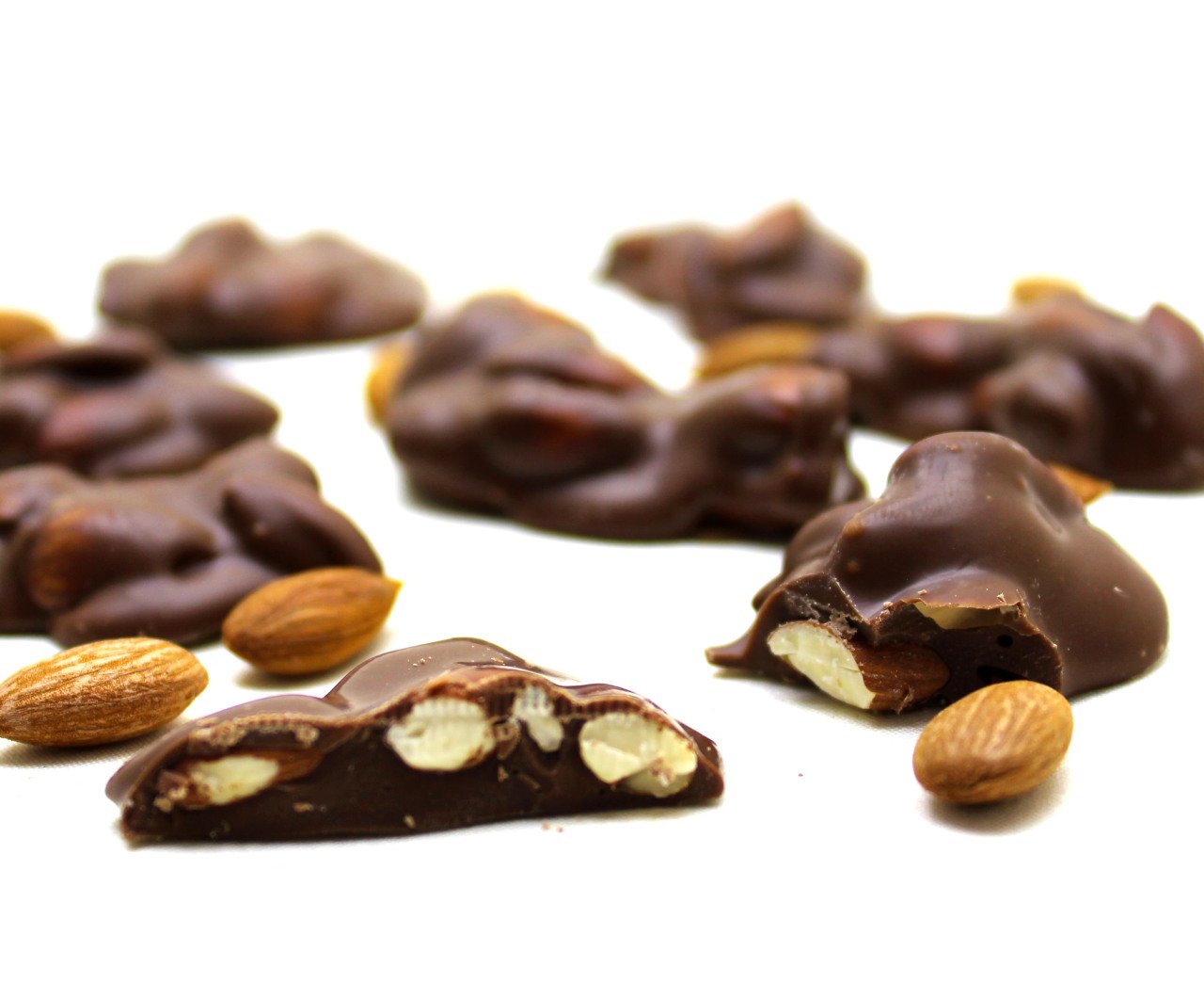 Dark Brown Roş Çikolata Kayısı Çekirdekli Sütlü Roche Çikolatası