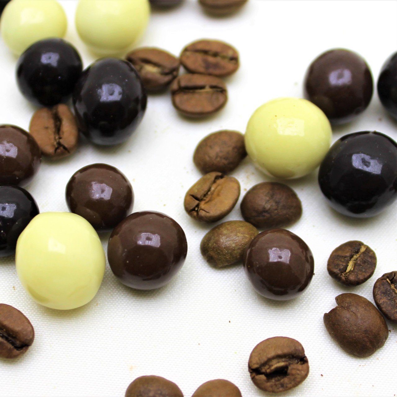 Dark Brown Kahve Çekirdekli Çikolata Dolgulu Draje Bitter, Sütlü ve Beyaz Çikolatalı