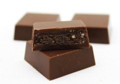 Dark Brown Bayram Çikolatası Fındık Parçacıklı Sargılı Kare Çikolata 1000Gr