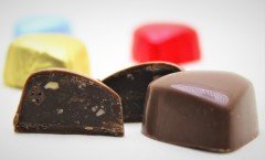 Dark Brown 1000 Gr Fındık Parçacıklı Sargılı Çikolata Kalp Şekilli Sütlü İkramlık