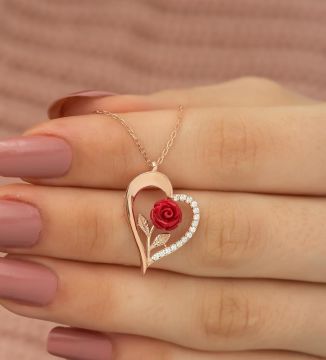 Özel Tasarım Kalp İçinde Gül Detaylı 925 Ayar Gümüş Kolye ROSE