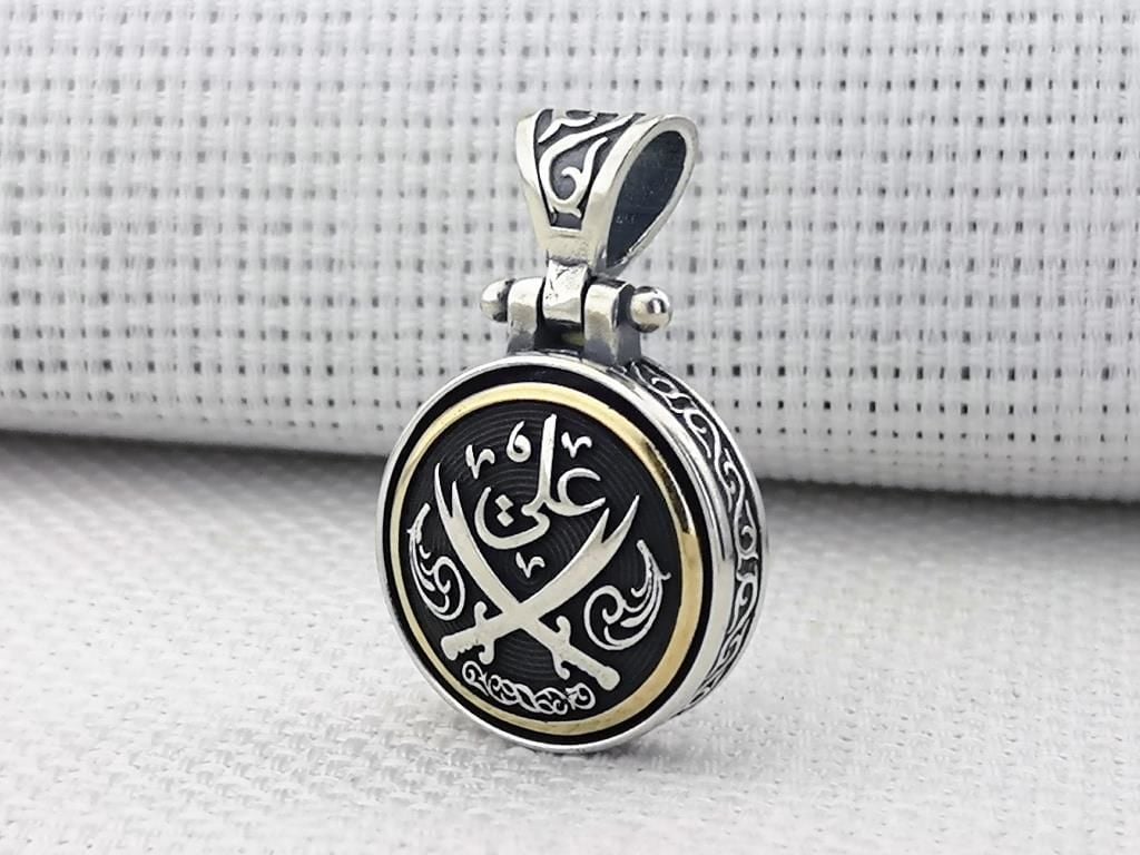 Ali Yazılı Zülfikar Kılıc Tasarımlı Ortası Dönen 925 Ayar Gümüş Kolye Ucu