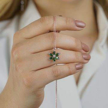Şık Tasarımlı Zümrüt Yeşili Lotus Çiçeği Gümüş Kolye Rose