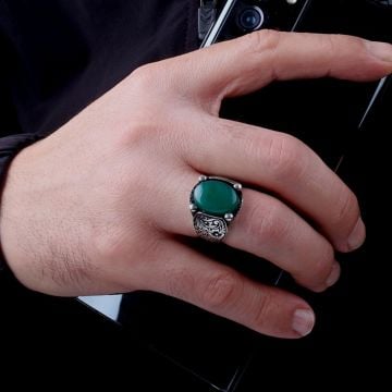 YEŞİL AKİK TAŞLI KALEM İŞLEME MODEL 925 AYAR GÜMÜŞ ERKEK YÜZÜK