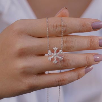 Kar Tanesi Tasarımlı Beyaz Zirkon Taşlı 925 Ayar Gümüş Kadın Kolye
