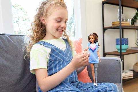 Barbie Büyüleyici Parti Bebekleri Protez Bacaklı FBR37-FXL54