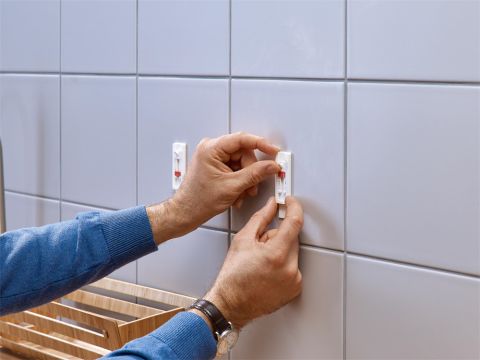 Tesa Fayans ve Metal Yüzeyler İçin Ayarlanabilir Yapışkanlı Askı 3 kg