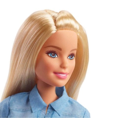 Barbie Seyahatte Bebeği ve Aksesuarları FWV25