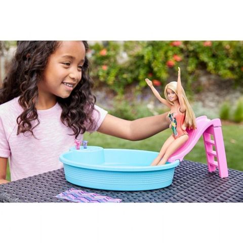 Barbie Ve Eğlenceli Havuzu Oyun Seti GHL91