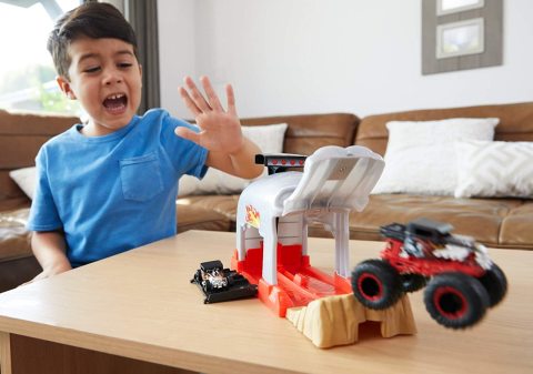 Hot Wheels Monster Trucks Fırlatıcılı Oyun Seti GKY02