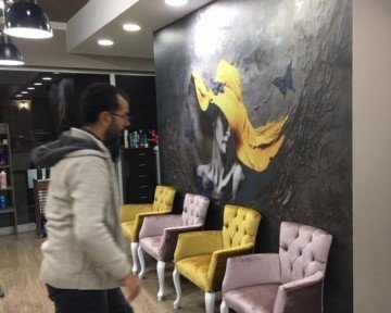 Şapkalı bayan posteri 3 boyutlu tekstil tabanlı-1 m fiyatı-tek parçalı-derin-doğal-sarı şapkalı-kişiye özel-ölçüye göre-üretici-toptancı-ev-iş yeri-ofis