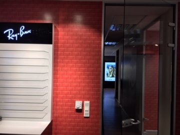 Ray ban güneş gözlüğü uygulamaları Çukurambar-kırmızı-taş-tuğla-özel baskı duvar kağıdı-mağazası-Vitrin-stant