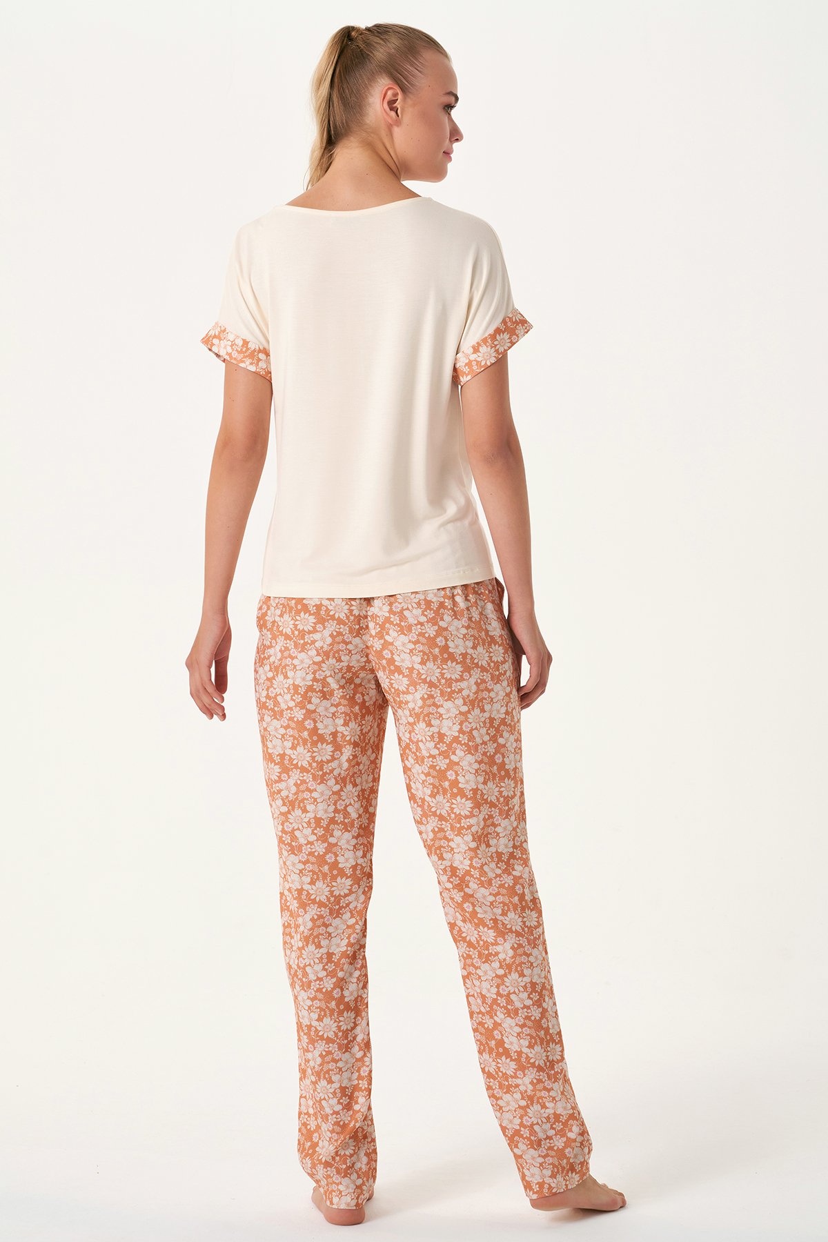 Kadın Turuncu Çiçekli Pijama Takımı