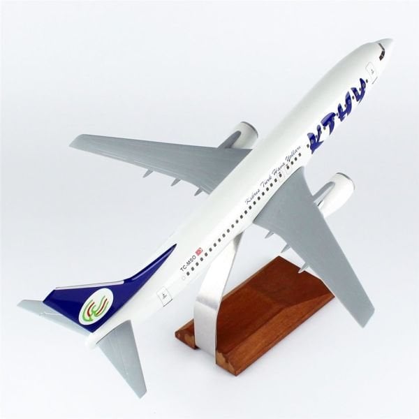 THY060 1/100 Ölçek, Kıbrıs KTHY B737-800 Yolcu Uçağı, Sergilemeye Hazır Ahşap Standlı Model