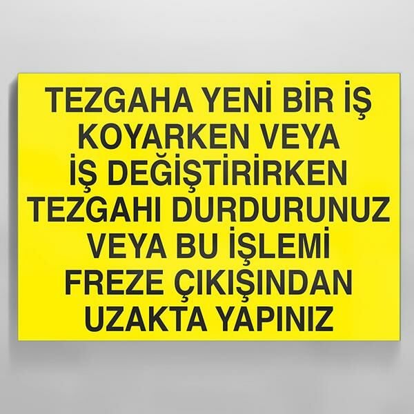 Tezgaha Yeni Bir İş Koyarken Veya İş Değiştirirken Tezgahı Durdurunuz Veya Bu İşlemi Freze Çıkışından Uzakta Yapınız Uyarı Levhası