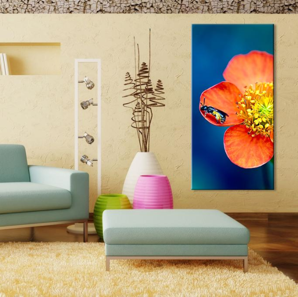 Çiçekteki Böcek Kanvas Tablo