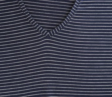 Das grundlegende T-Shirt der Marine-Blau-weiß gestreiften Frauen mit V-Ausschnitt