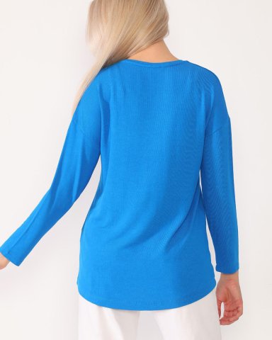 Blaue Bluse mit V-Ausschnitt