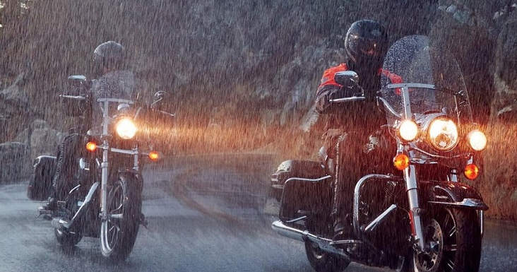 Hava Koşullarına Karşı Üstün Koruma: Yağmur ve Güneş Altında Motosiklet Sürüş Stratejileri