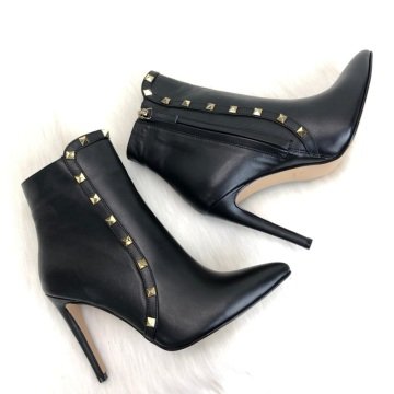 VALENTİNO GARAVANİ ROCKSTUD ANKLE BOOTS %HAKİKİ DERİ