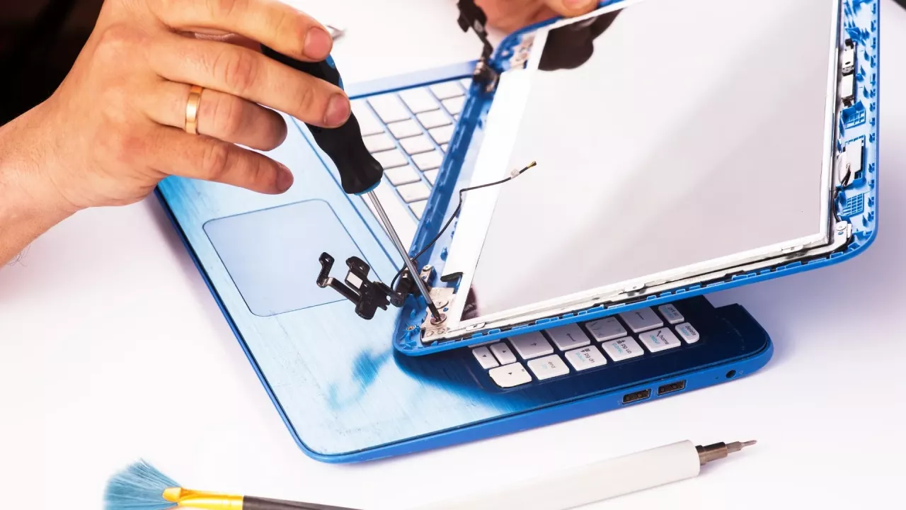 Kırık Notebook Ekranı Değişimi: Adım Adım Rehber ve Maliyet Analizi