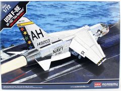 Academy 12521 1/72 USN F-8E VF-162 (The Hunters) Savaş Uçağı Demonte Plastik Maketi