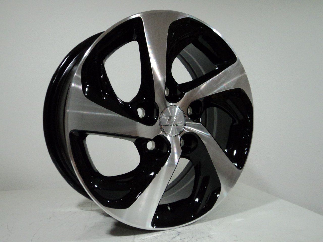 TL-5570 6X15inç  5X114.3 ET39 60.1 BLACK MACHINED XL