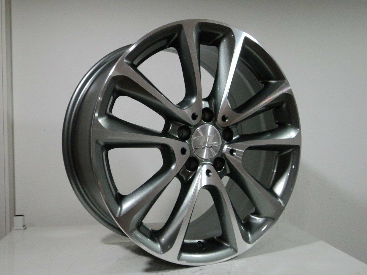TL 0552 8x18 inç 5x112 et43 66.6 GUN Machined Çelik Jant