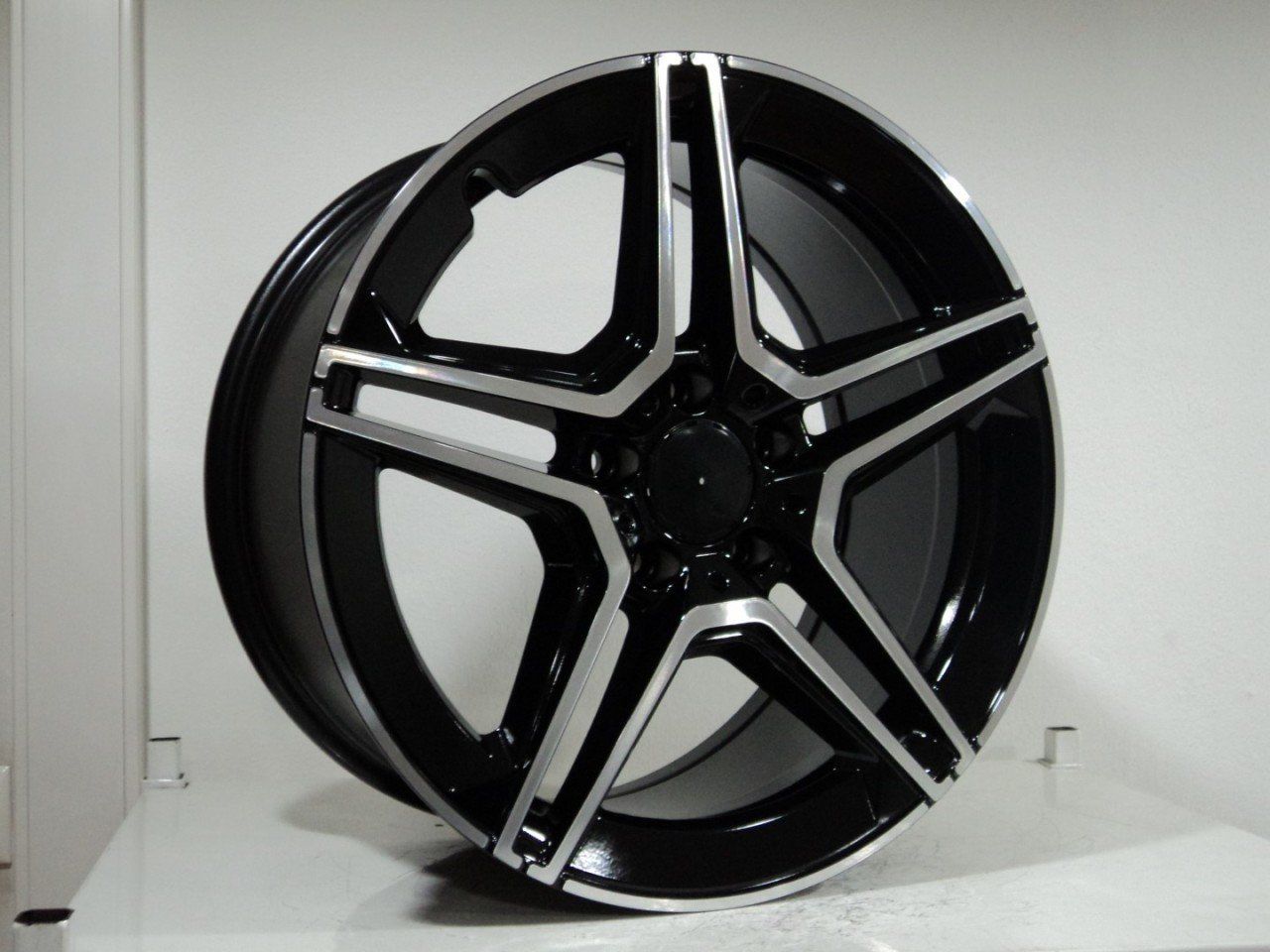 DY 688 8x18inç 5x112 et43 66.6 GUN Machined Çelik Jant