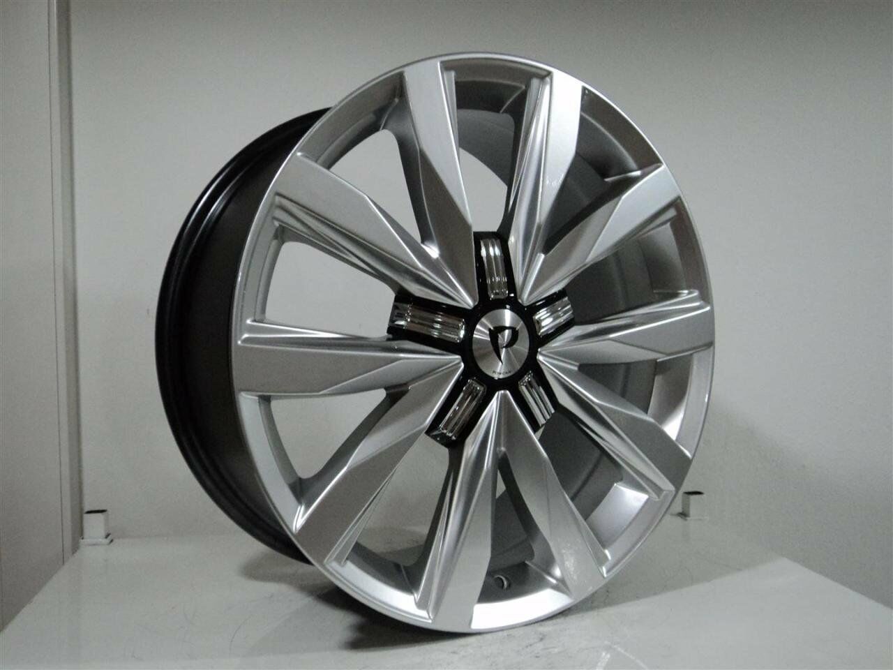 BK 5330 8x18 inç 5x120 et40 65.1 HYPER SILVER Machined Çelik Jant