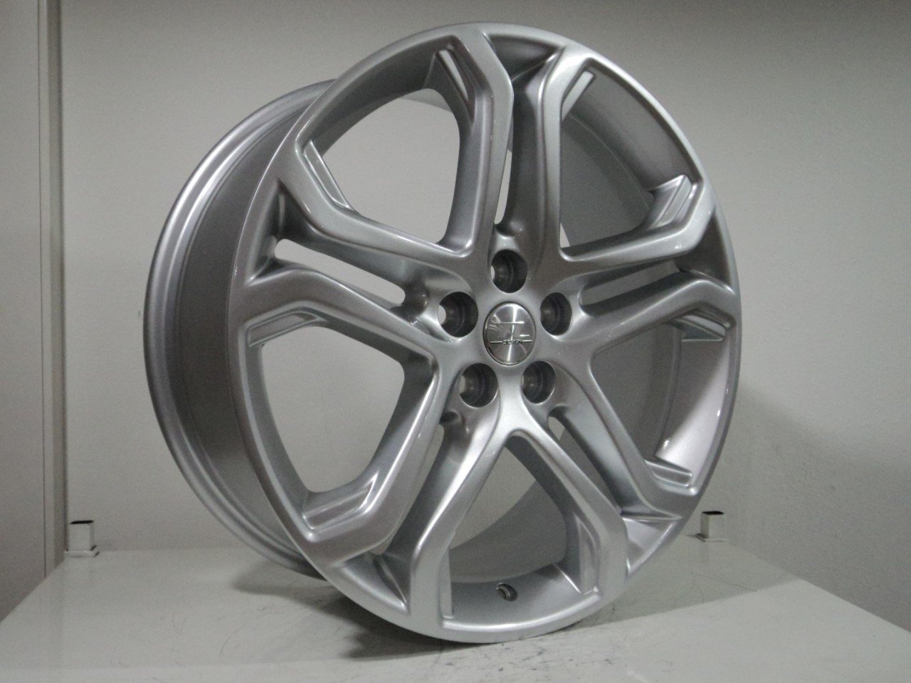 TL 1111 8x19inç 5x108 et52.5 63.4 SILVER  Machined Çelik Jant