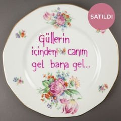 Güllerin İçinden...