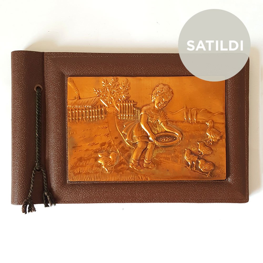 053 Tavukları Besleyen Çocuk