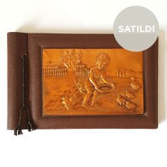 053 Tavukları Besleyen Çocuk