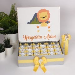 ASLAN-Standlı Kutuda 15 Gr  Kampanyalı Erkek Bebek Çikolatası(1 Adet Kolonya Şişesi Hediyeli)