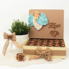 MAKROME-Standlı Kutuda 15 Gr  Kampanyalı Erkek Bebek Çikolatası(1 Adet Kolonya Şişesi Hediyeli)