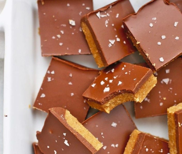 Sağlıklı ve glutensiz çikolatalardan aynı zamanda fıstık ezmesi ile yapılan Glutensiz Çikolatalı Fıstık Ezmeli Bar Tarifi en sevdiğimiz misafirler için tam bir ikramlık niteliğinde!