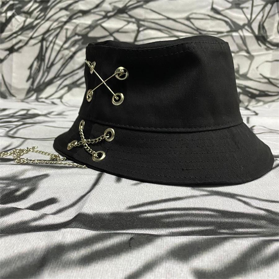 Siyah Zincirli Çengelli İğneli Bucket Hat