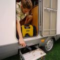 STANLEY SXVI02001A 12V/18V 2Ah Li-ion Şarjlı 160 PSI Dijital Göstergeli Lastik&Yatak Şişirme Pompası+Araç Süpürgesi